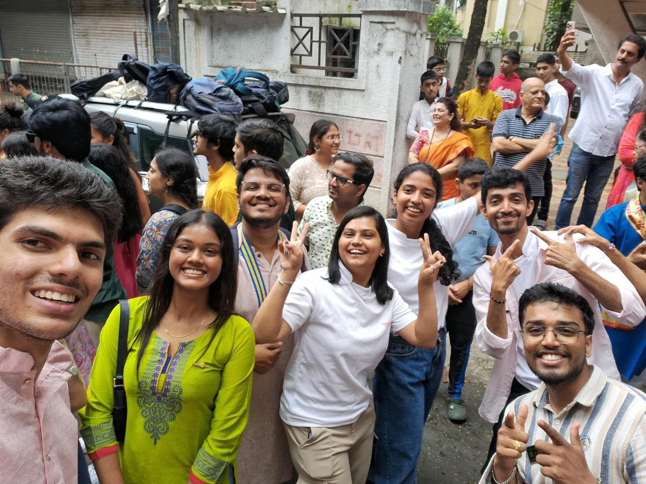 Rotaractors from across districts — all smiles before the day begins.